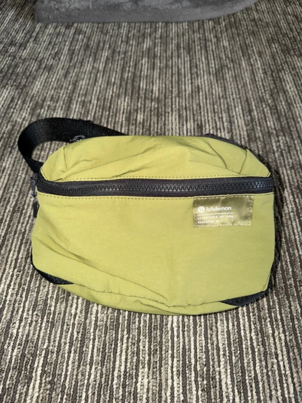 Lululemon Clean Lines Belt Bag 2L Green - Picture 2 of 7